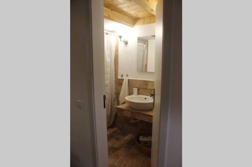 W łazience znajduje się umywalka, toaleta i umywalka. w obiekcie Casa do Páteo w mieście Olhão