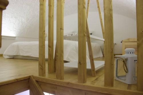 sypialnia z łóżkiem i drewnianą ramą w obiekcie Casa do Páteo w mieście Olhão