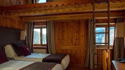 紹澤杜爾克西的住宿－Chaberton Lodge & Spa，一间卧室设有两张床和两个窗户。