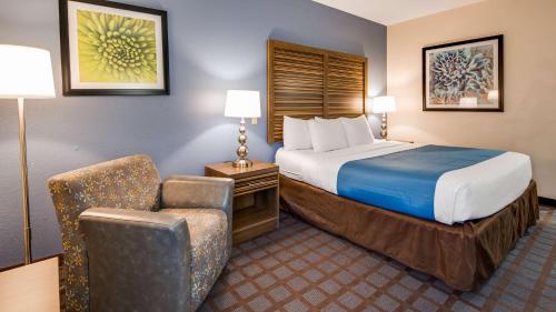ein Hotelzimmer mit einem Bett und einem Stuhl in der Unterkunft Best Western Fishers Indianapolis Area in Fishers
