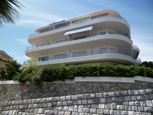 アンティーブにあるContemporary Apartment in Antibes with Terraceの石壁の上にバルコニー付きの建物