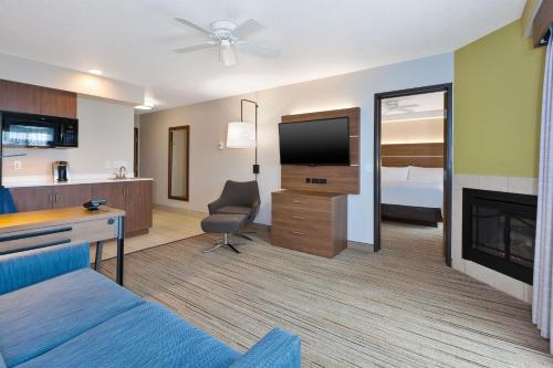 TV a/nebo společenská místnost v ubytování Holiday Inn Express Hotel & Suites Petoskey by IHG