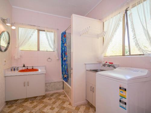Koupelna v ubytování Cosy at Cooks - Cooks Beach Downstairs Unit