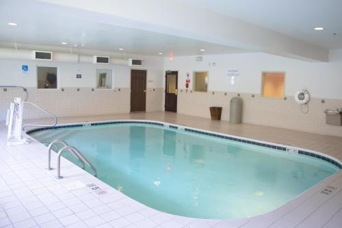 a large swimming pool in a waiting room at Holiday Inn Express & Suites Columbus East - Reynoldsburg, an IHG Hotel in Reynoldsburg