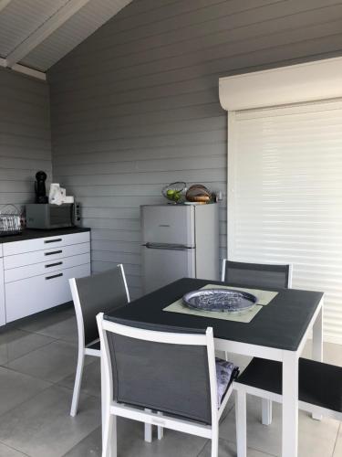 Kuchyň nebo kuchyňský kout v ubytování Les Lodges de Malendure