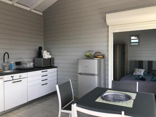 Kuchyň nebo kuchyňský kout v ubytování Les Lodges de Malendure
