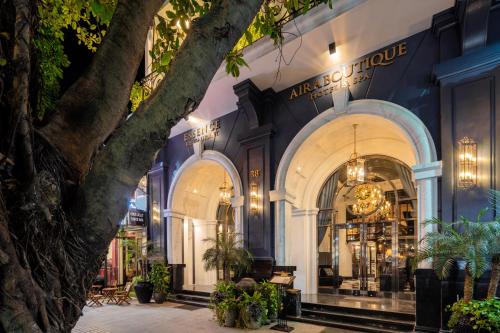 ハノイにあるAira Boutique Hanoi Hotel & Spaのアーチのある建物の正面