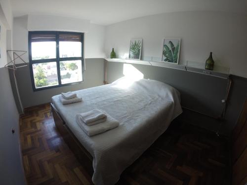 sypialnia z łóżkiem z dwoma ręcznikami w obiekcie Nazaret III - Espíritu Güemes - La Cañada y Laprida w Córdobie