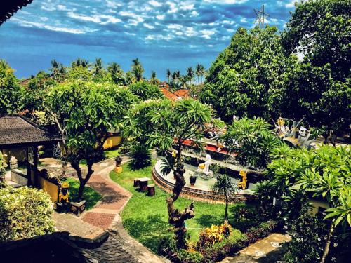 uma vista para um parque com uma fonte e árvores em Bali Taman Lovina Resort & Spa Suites em Lovina
