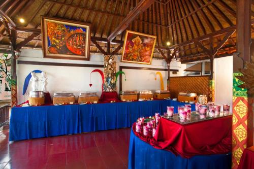 En restaurant eller et andet spisested på Bali Taman Lovina Resort & Spa Suites