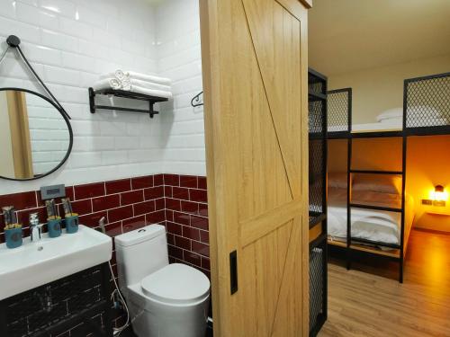 A bathroom at 濱境行旅 Begin Inn