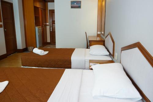 pokój hotelowy z 2 łóżkami w pokoju w obiekcie อุทยานบ้านเชียงเครือ w mieście Ban Nong Bua Sang