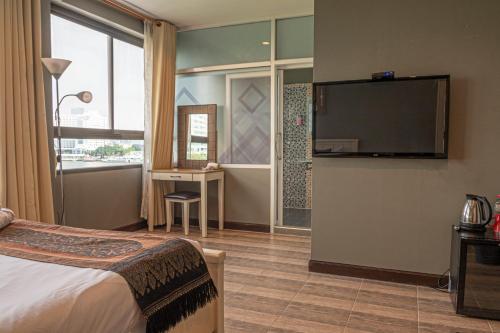 TV a/nebo společenská místnost v ubytování Anandpura Riverside Hotel