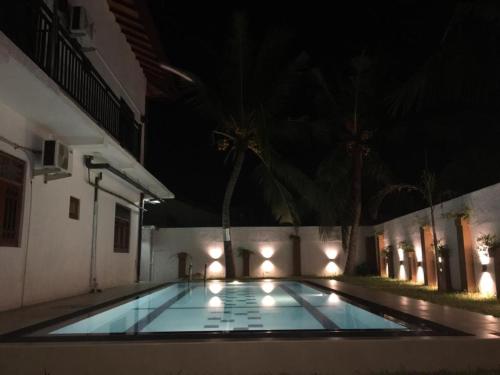 een leeg zwembad met verlichting bij Brisa Marina in Negombo