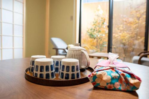 una mesa con tres tazas y una bolsa en ella en 瀬戸風月 en Takamatsu