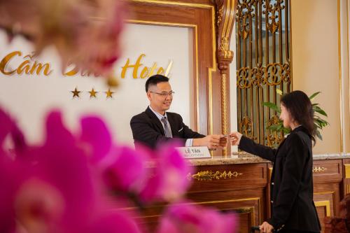 Ahli kakitangan di Cẩm Bình Hotel