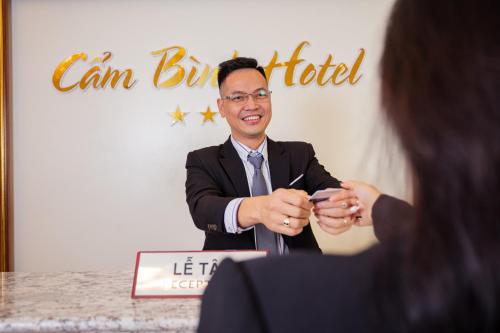 Tetamu yang menginap di Cẩm Bình Hotel
