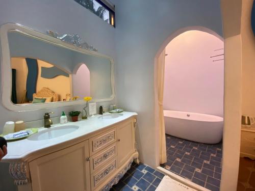 恆春的住宿－恆春洋蔥風格旅居 onion in，浴室配有盥洗盆和浴缸。