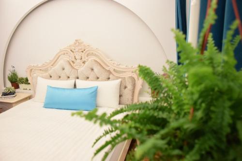 a bedroom with a white bed with a blue pillow at 恆春洋蔥風格旅居 onion in in Hengchun