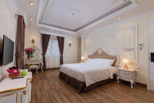 Säng eller sängar i ett rum på Cẩm Bình Hotel