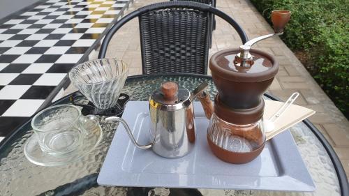 einen Tisch mit einer Kaffeemaschine darüber in der Unterkunft โรงแรมอินทราเพลส in Sakon Nakhon