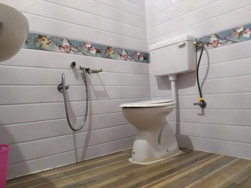 ein Badezimmer mit Toilette und Dusche in der Unterkunft Bagori Resort-Best Holiday Resort in Kaziranga in Sakmuthi