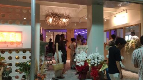 那覇市にあるレステル那覇の花屋に立つ人々