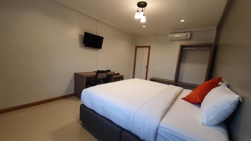 โรงแรมอินทราเพลสにあるベッド