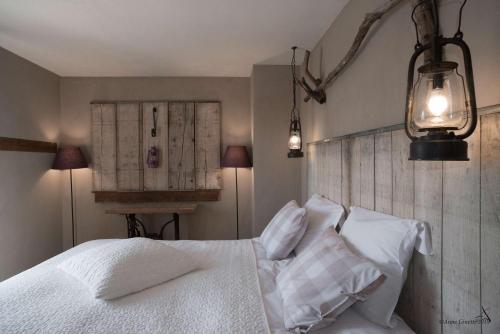 a bedroom with a bed with white sheets and pillows at Les Chambres du Vivier, chambres d'hôtes et gîte - à 100m - in Durbuy