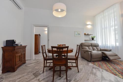 ein Wohnzimmer mit einem Tisch und einem Sofa in der Unterkunft Apart No 6 in Timişoara