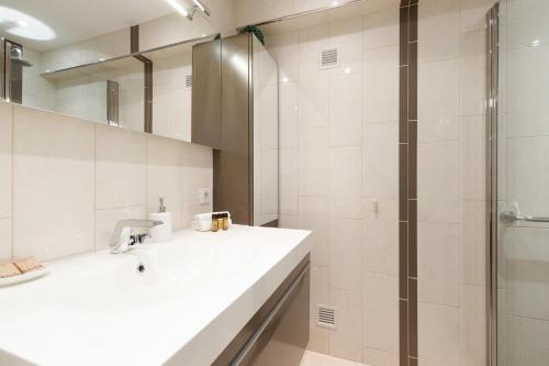 une salle de bain avec un lavabo et une douche dans l'établissement Alexandra YourHostHelper, à Cannes