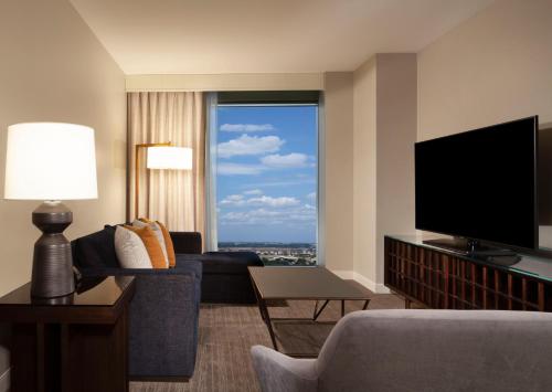 Μια τηλεόραση ή/και κέντρο ψυχαγωγίας στο Hyatt Regency Frisco-Dallas