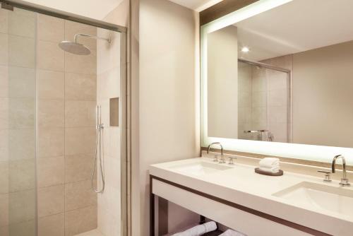 Hyatt Regency Frisco-Dallas tesisinde bir banyo