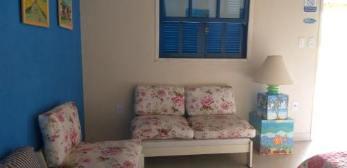 a living room with a couch and a chair at Casa na Praia com Piscina in Costa Dourada