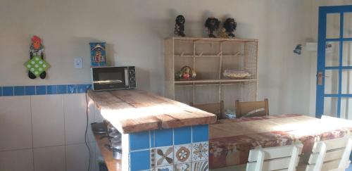 a kitchen with a counter with a microwave on it at Casa na Praia com Piscina in Costa Dourada