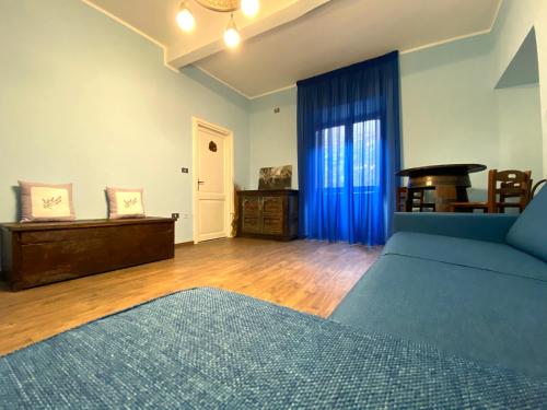 a bedroom with a bed and a table in a room at Il Sogno nel Vento in Tufo Basso