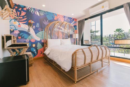 Un pat sau paturi într-o cameră la B Innspire Hotel