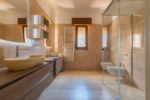 Een badkamer bij Villa Micasa RivedelSalento
