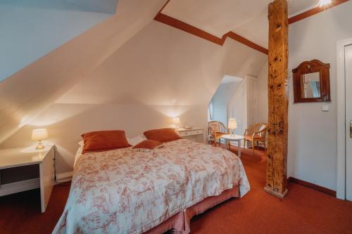 Una cama o camas en una habitación de Pałac Łomnica - Karkonosze / Riesengebirge