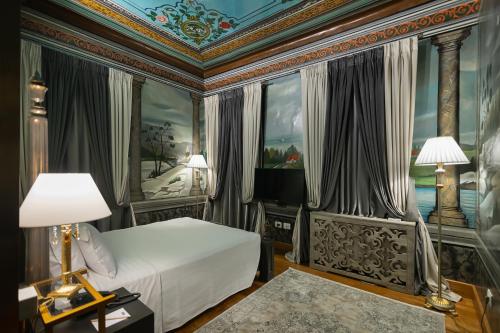 um quarto com uma cama e um tecto em Trésor Art Boutique Hotel em Korçë