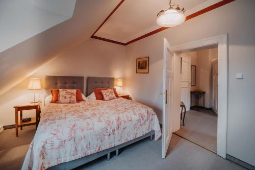 Una cama o camas en una habitación de Pałac Łomnica - Karkonosze / Riesengebirge