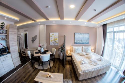 een slaapkamer met een bed en een eetkamer bij Milmari Resort M16 Markovic in Kopaonik