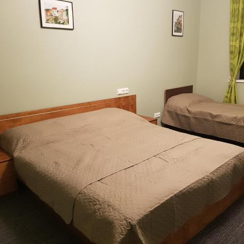 1 dormitorio con 2 camas en una habitación en Goodwin Guest House, en Häädemeeste