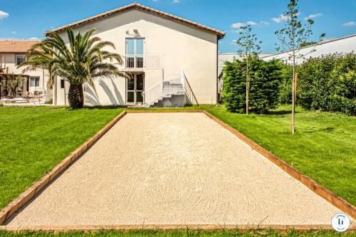 a driveway in front of a house at L'Initial in Toulouse