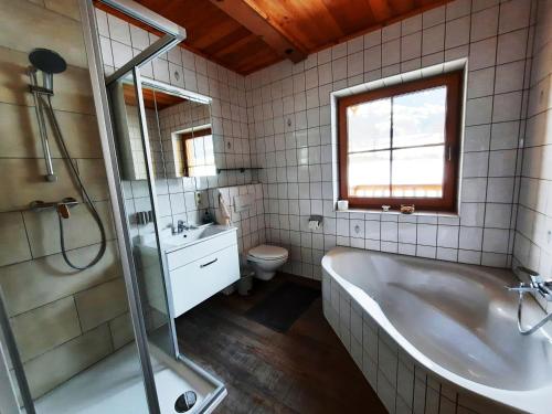 La salle de bains est pourvue d'une baignoire, de toilettes et d'un lavabo. dans l'établissement LORA, à Fügen