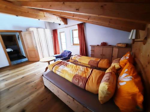 Cette chambre comprend un grand lit et du parquet. dans l'établissement LORA, à Fügen