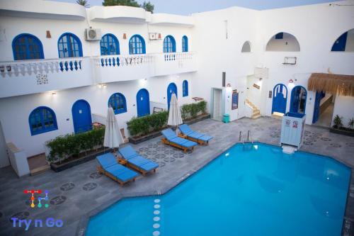 Sea Horse Hotel Dahab في دهب: اطلالة علوية على المسبح في الفندق