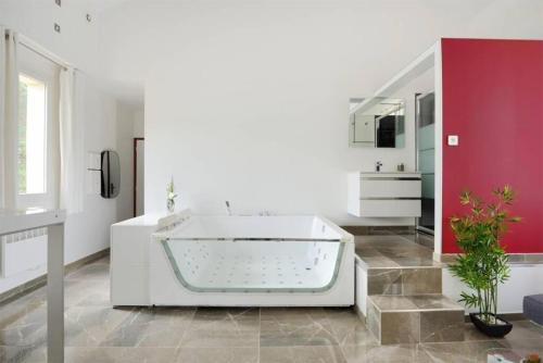 Gallery image of La suite de Mont-Vert (Jacuzzi privatif) in Saint-Zacharie