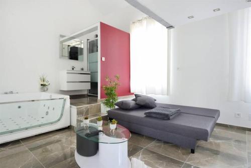 Gallery image of La suite de Mont-Vert (Jacuzzi privatif) in Saint-Zacharie