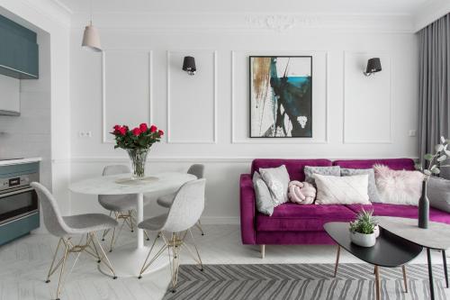 salon z fioletową kanapą i stołem w obiekcie Luksusowy apartament Hercena7 w sercu miasta we Wrocławiu